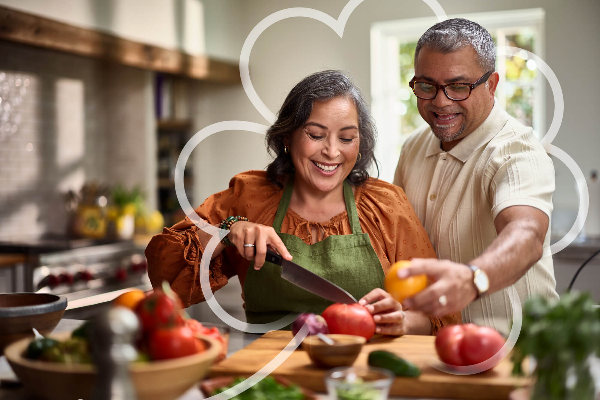 Mujer y hombre sonriendo con una ilustración de hoja de trébol